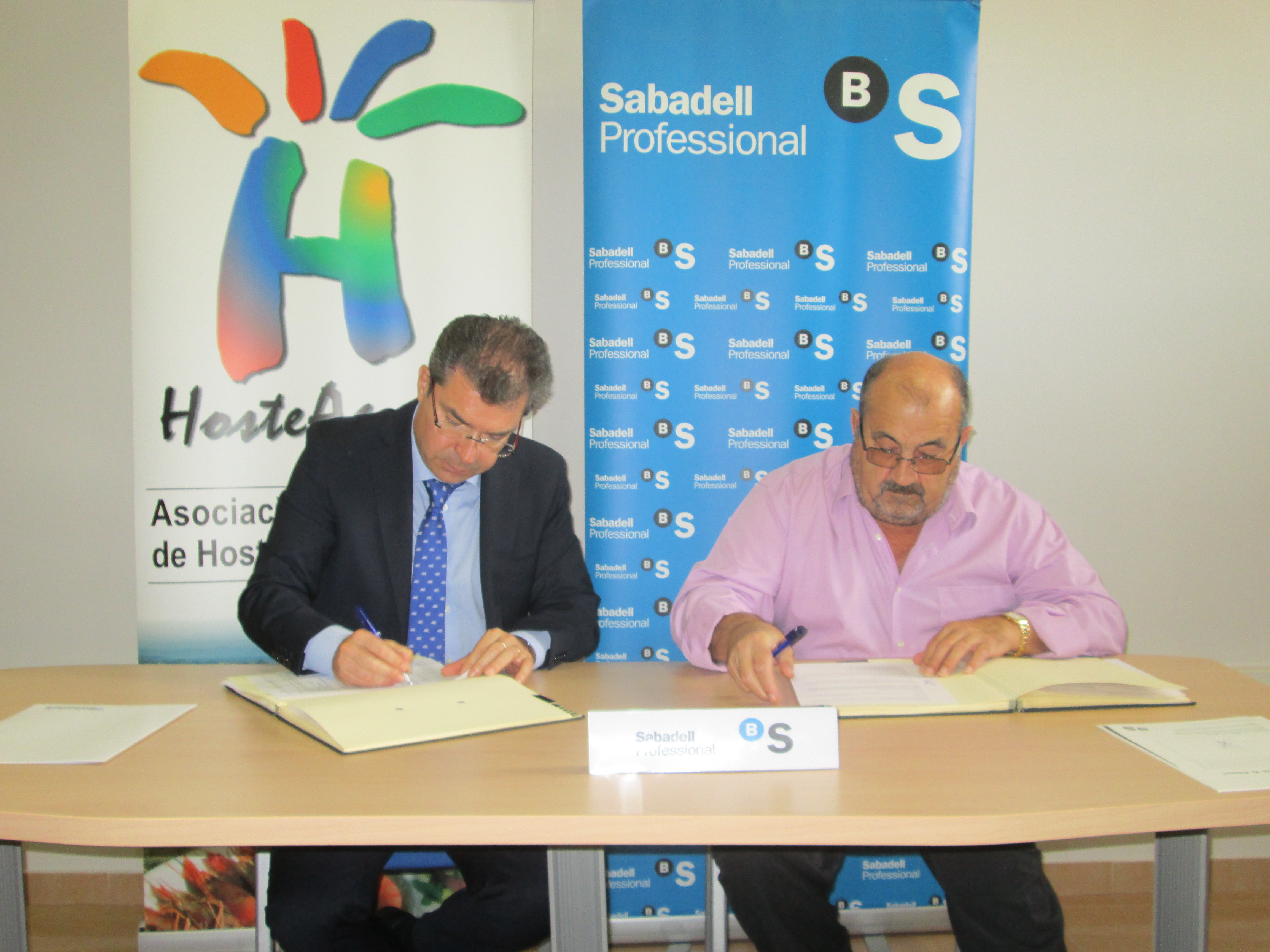 Firma  Convenio de colaboracin Hosteaguilas y Banco Sabadell