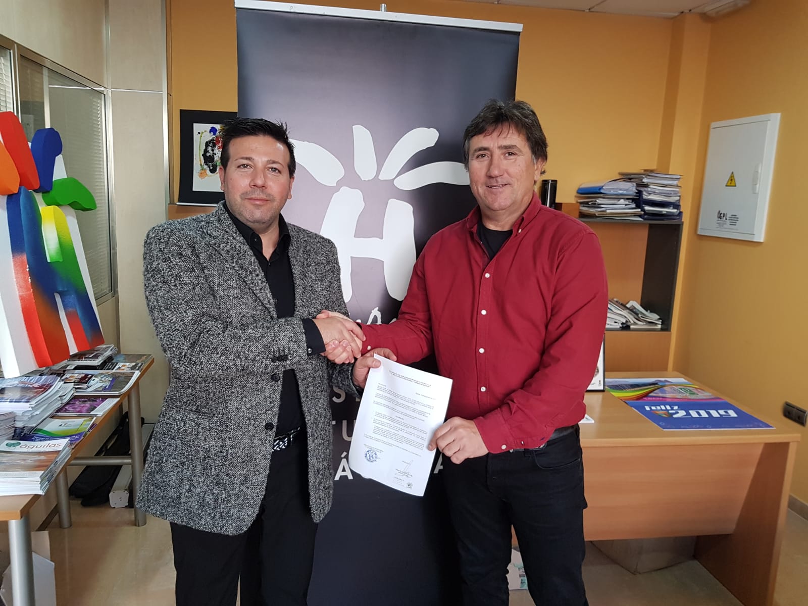 Hosteguilas y el guilas Ftbol Club firman un acuerdo de colaboracin 